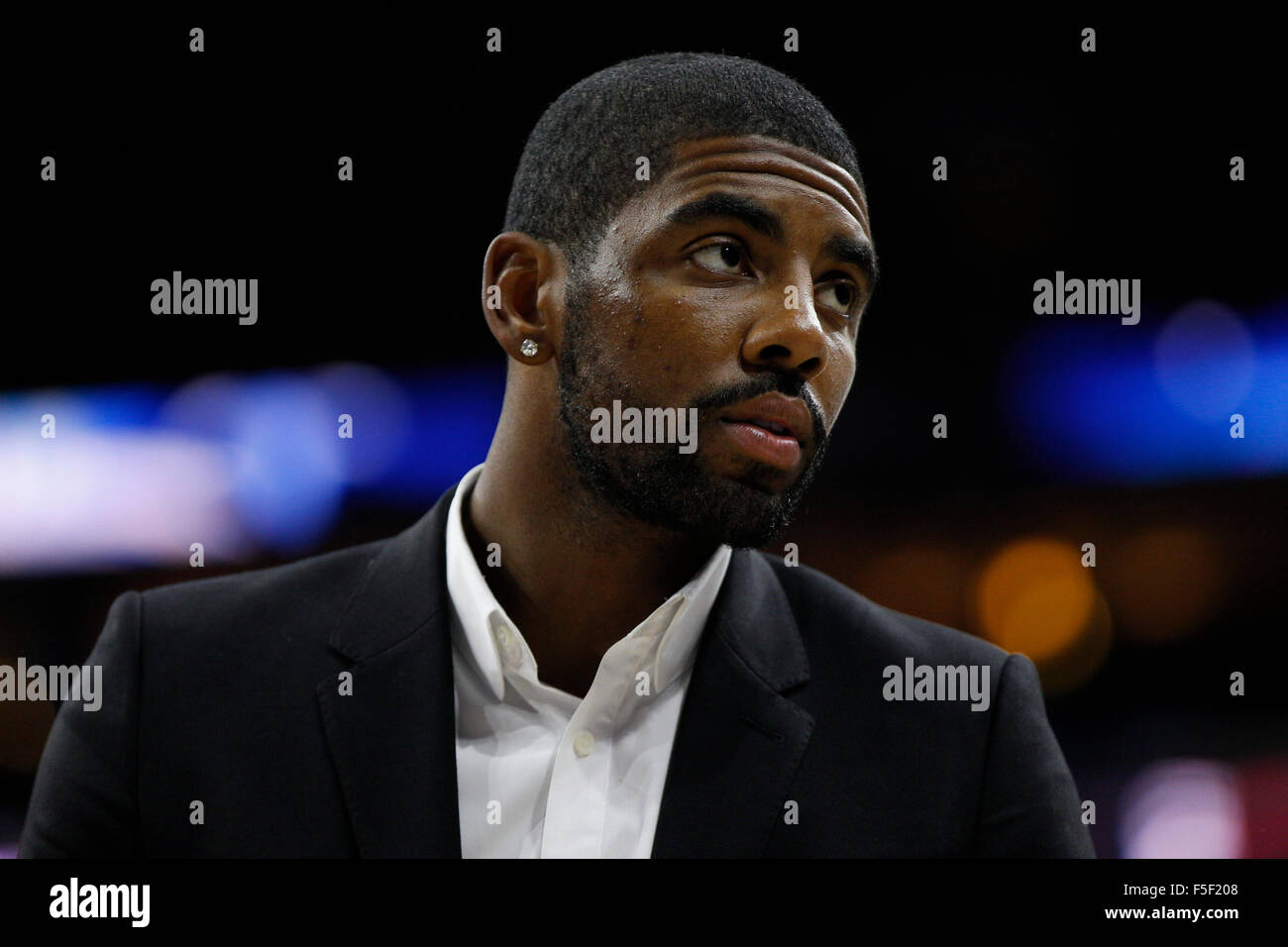 Philadelphie, Pennsylvanie, USA. 2e Nov, 2015. Cleveland Cavaliers guard Kyrie Irving (2) au cours de la NBA match entre les Cleveland Cavaliers et les Philadelphia 76ers au Wells Fargo Center de Philadelphie, Pennsylvanie. Les cavaliers de Cleveland a gagné 107-100. Christopher Szagola/CSM/Alamy Live News Banque D'Images