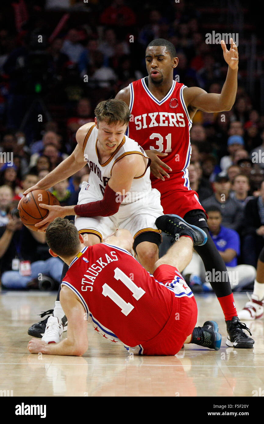 Philadelphie, Pennsylvanie, USA. 2e Nov, 2015. Cleveland Cavaliers guard Matthieu Errebi Ambiente Cucina (8) s'empare de la balle lâche sur Philadelphia 76ers guard Nik Stauskas (11) avec protection Thompson Hollis (31) derrière lui au cours de la NBA match entre les Cleveland Cavaliers et les Philadelphia 76ers au Wells Fargo Center de Philadelphie, Pennsylvanie. Les cavaliers de Cleveland a gagné 107-100. Christopher Szagola/CSM/Alamy Live News Banque D'Images