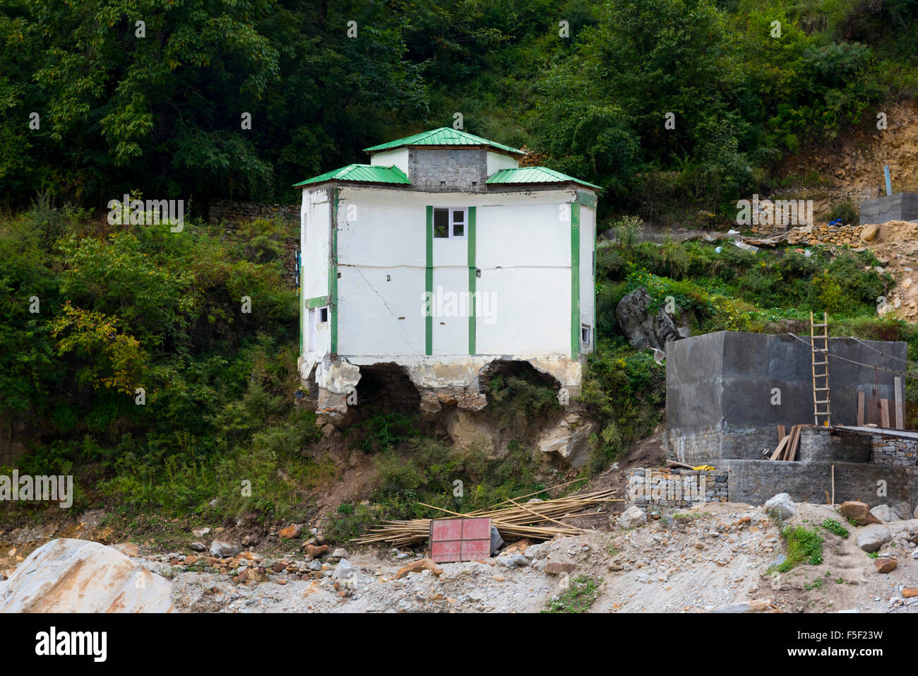 Une maison détruite ou démolir après trombe d'inondation et de fissures sur le mur et le glissement de terrain dans le cadre de la maison Uttrakhand Banque D'Images