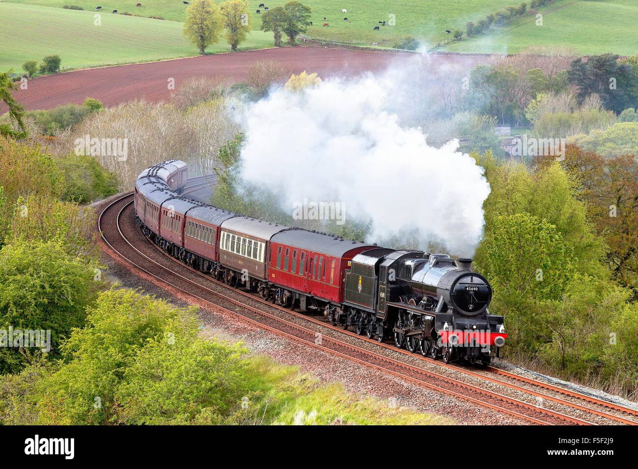 Train à vapeur. Jubilé LMS Class 'Leander'. S'installer à Carlisle Railway Line, Eden Valley, Cumbria, England, UK. Banque D'Images