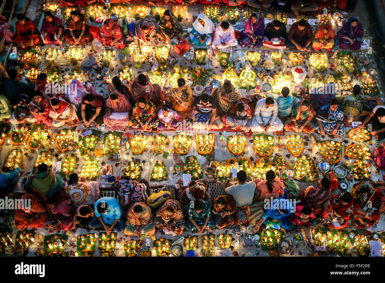 Dhaka, Bangladesh. 29Th sep 2015. Les croyants hindous sont assis ensemble à l'étage de Lokenath Brahmachari Temple à Swamibag, Dhaka pour prier à Lokenath Brahmachari- qui s'appelle Baba Lokenath ou simplement Lokenath était un saint hindou du 18ème siècle et philosophe au Bengale. Lokenath est né le 31 août 1730. Credit : Mohammad Ponir Hossain/ZUMA/Alamy Fil Live News Banque D'Images