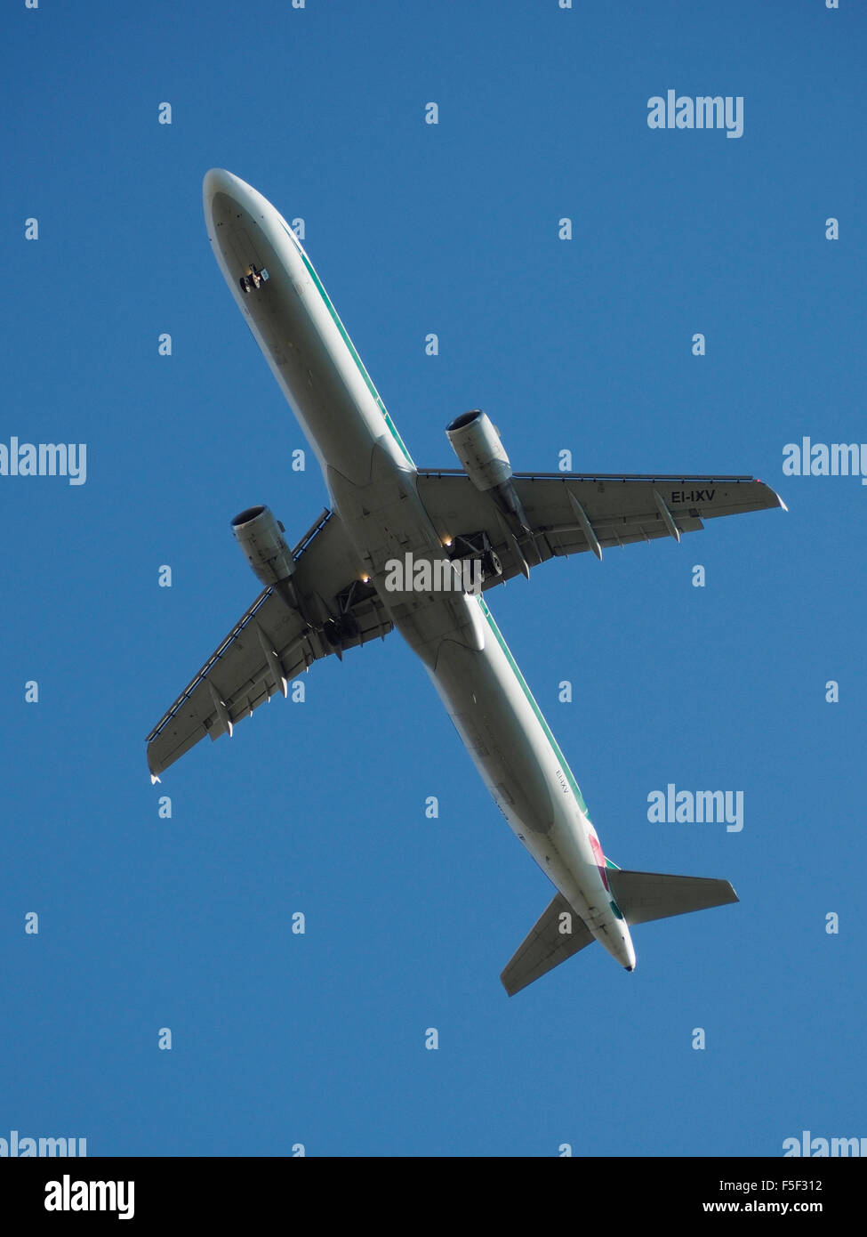 L'atterrissage Airbus Altitalia vu du dessous avec ciel bleu Banque D'Images