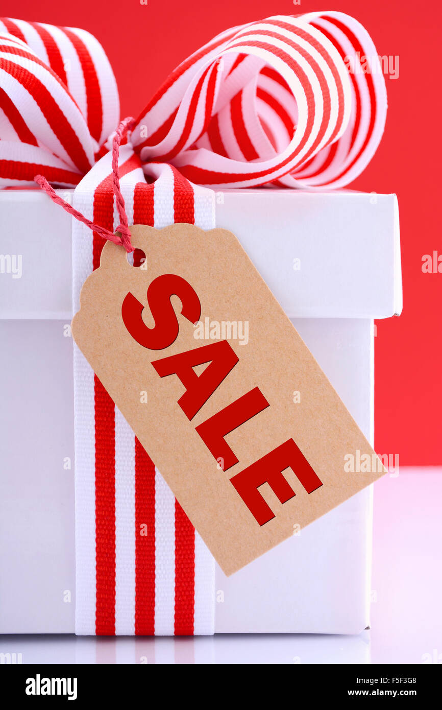 Libre de vente ticket sur le rouge et le blanc de la promotion des ventes  boîte-cadeau sur table réfléchissant blanc sur fond rouge Photo Stock -  Alamy