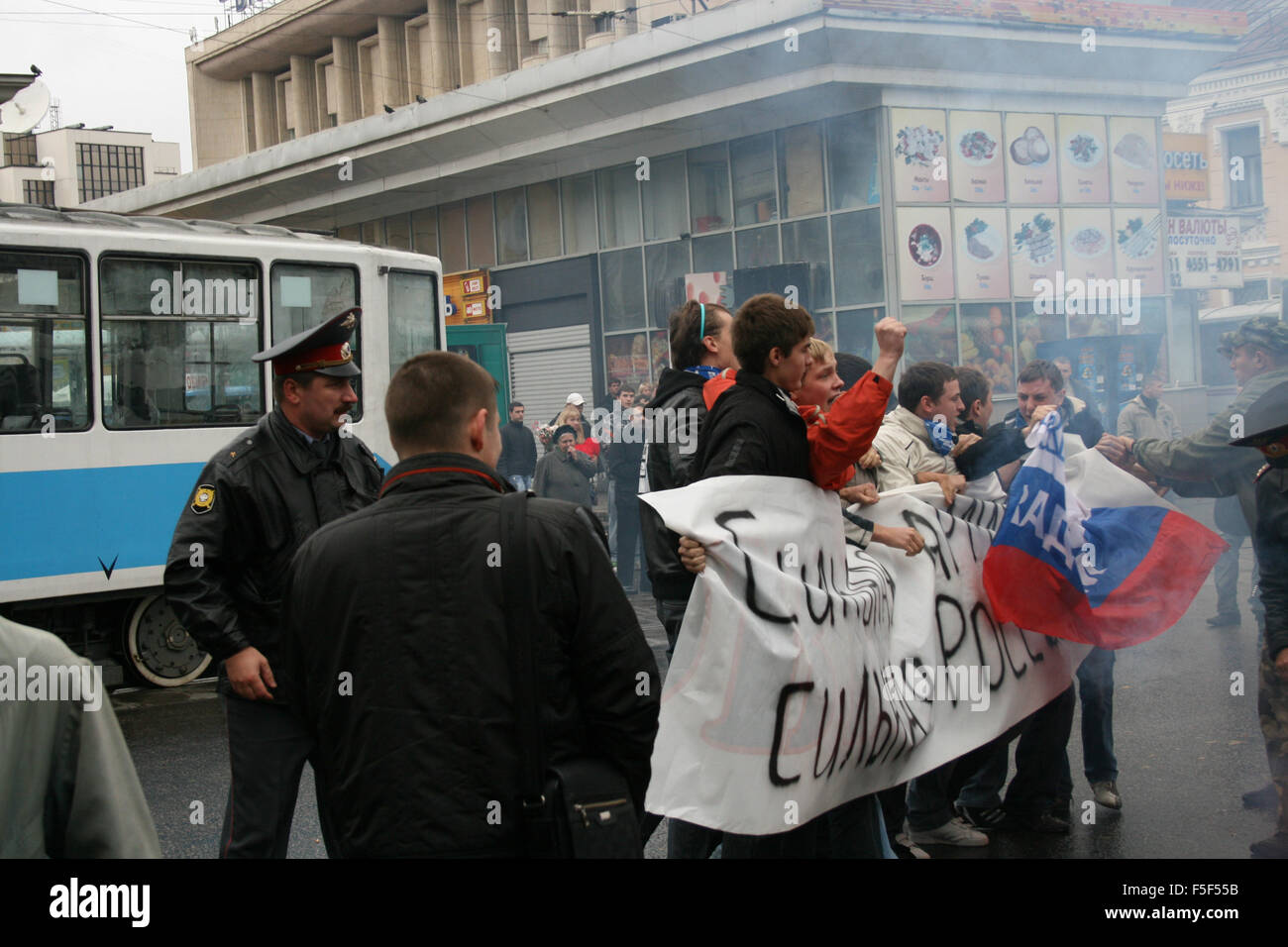 Moscou, Russie - le 27 septembre 2008. Mouvement Pro-Kremlin Jeune Russie mène une campagne contre le rassemblement de l'opposition pour l'abolition de la conscription obligatoire dans l'armée. Détenir la police Pro-Kremlin provocateurs Banque D'Images