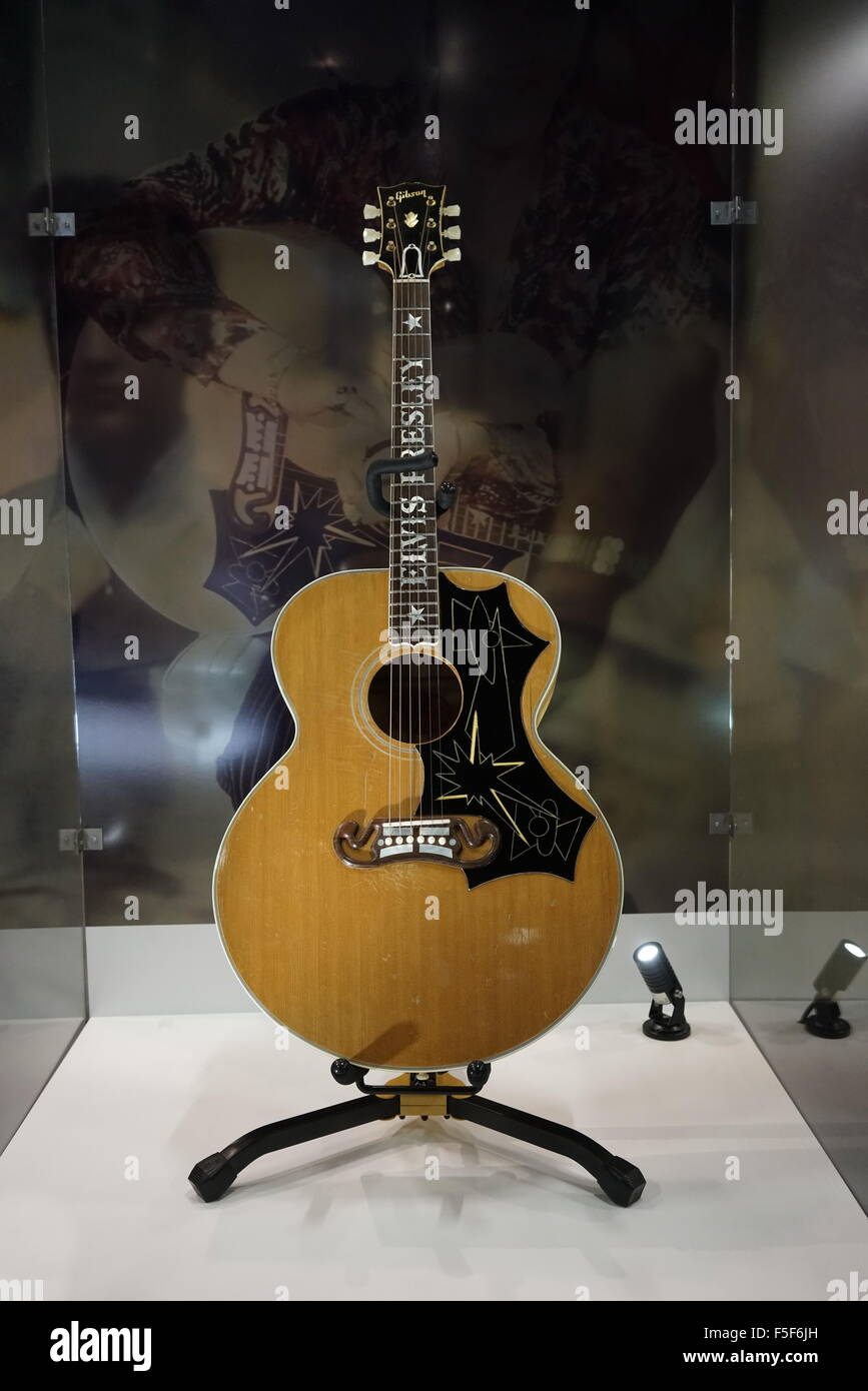 Londres,Angleterre,UK, 29th sep 2015 : Elvis' 1956 guitare Gibson J-200 à  Elvis' exposition à l'O2 à Londres. Photo par voir Li/Alamy Live News Photo  Stock - Alamy