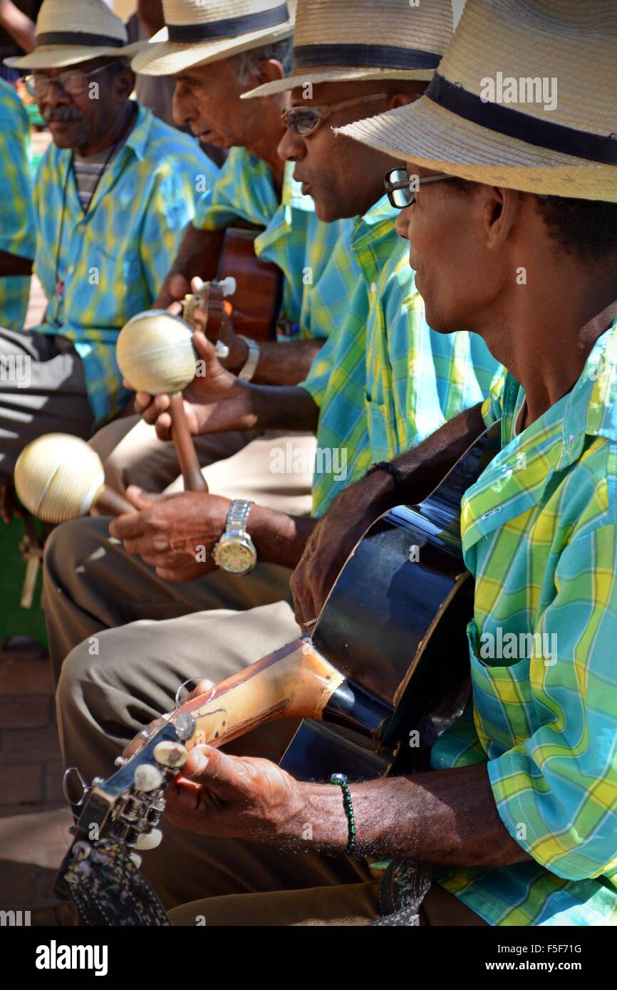 Des musiciens de rue cubaine avec des chapeaux de paille et tenues de jouer en live sur la place de Trinité Banque D'Images