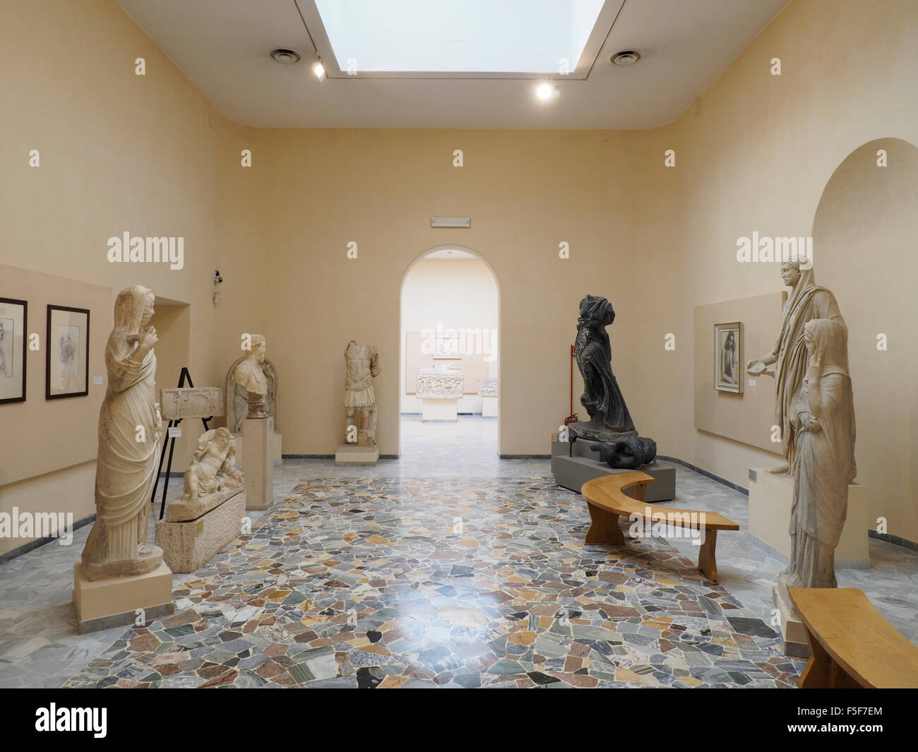 La sculpture romaine sur l'affichage dans le musée d'Ostia Antica, Italie Banque D'Images