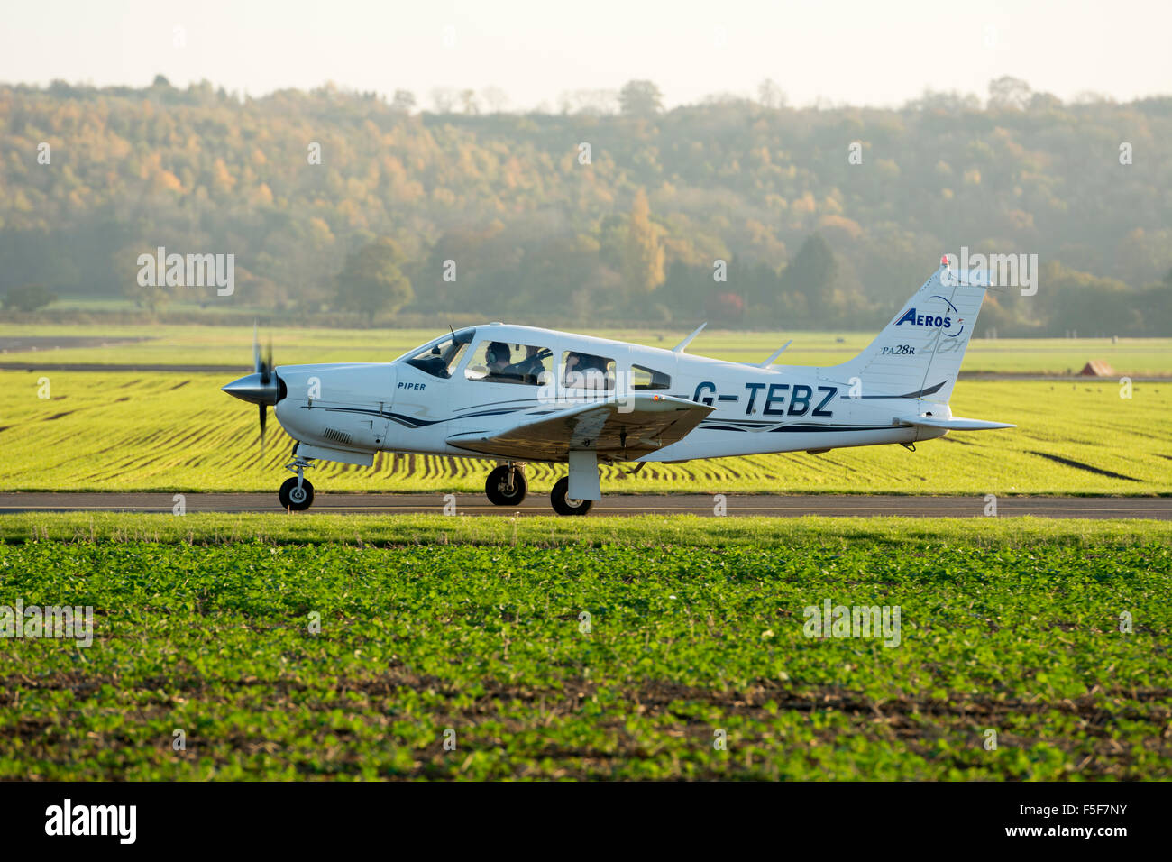 Piper PA-28 Cherokee Flèche à Wellesbourne Airfield, UK (G-TEBZ) Banque D'Images