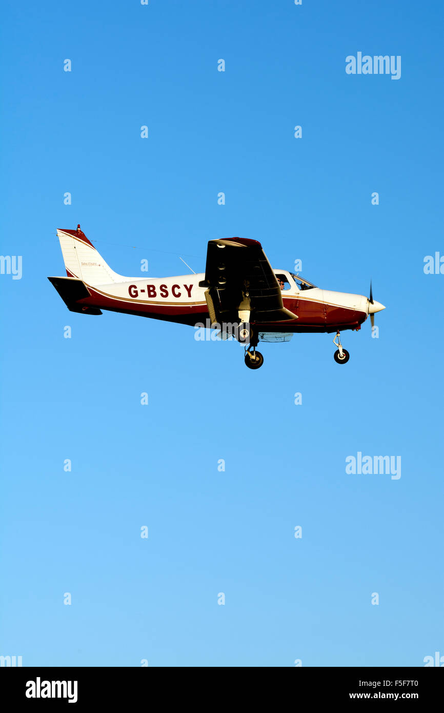 Piper PA-28 Cherokee Warrior à Wellesbourne Airfield, UK (G-BSCY) Banque D'Images