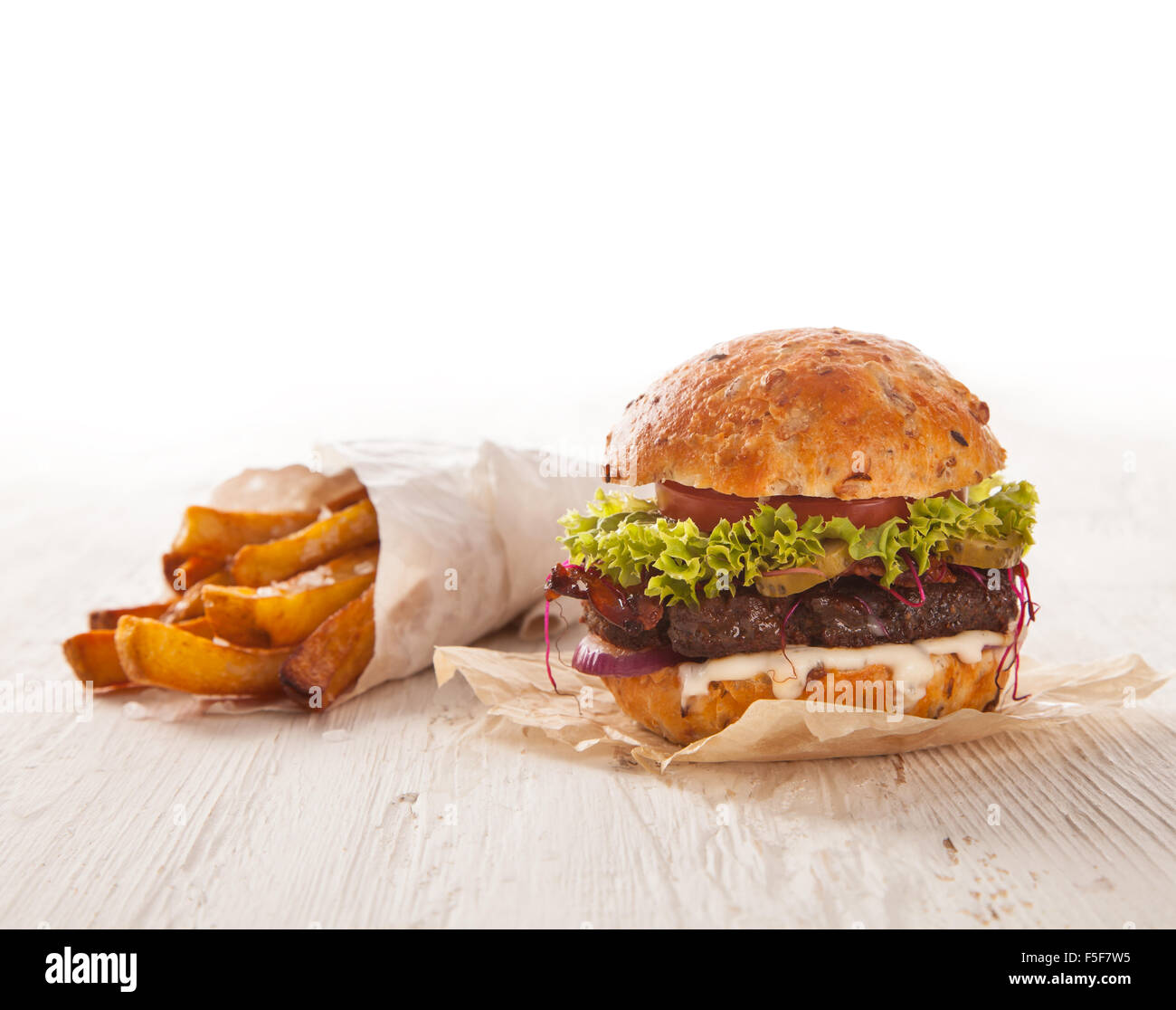 Délicieux hamburger sur bois Banque D'Images