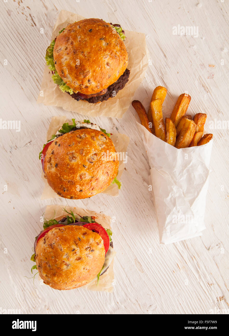 De délicieux hamburgers sur bois Banque D'Images