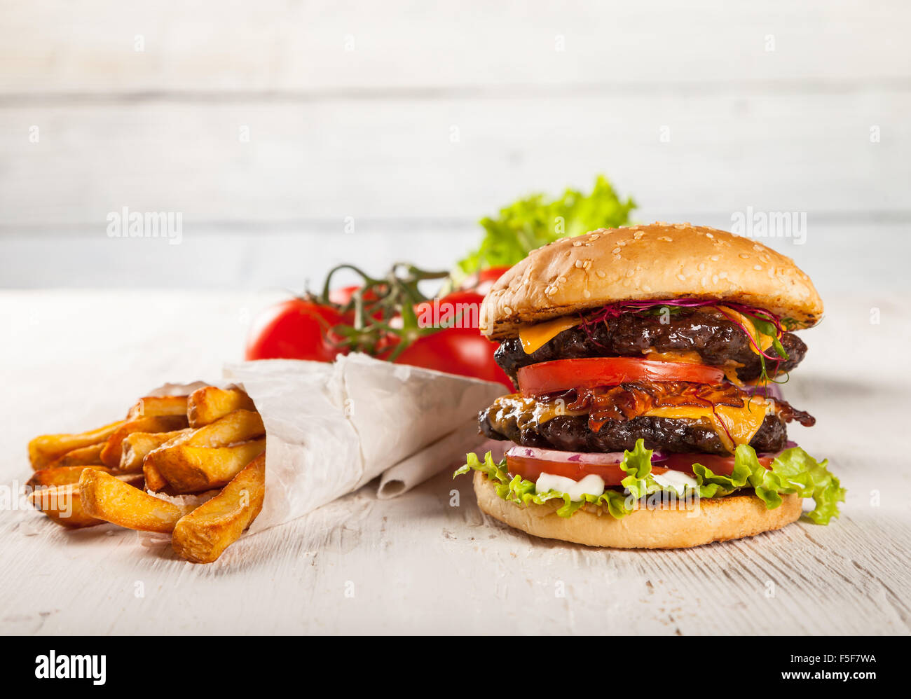 Délicieux hamburger sur bois Banque D'Images