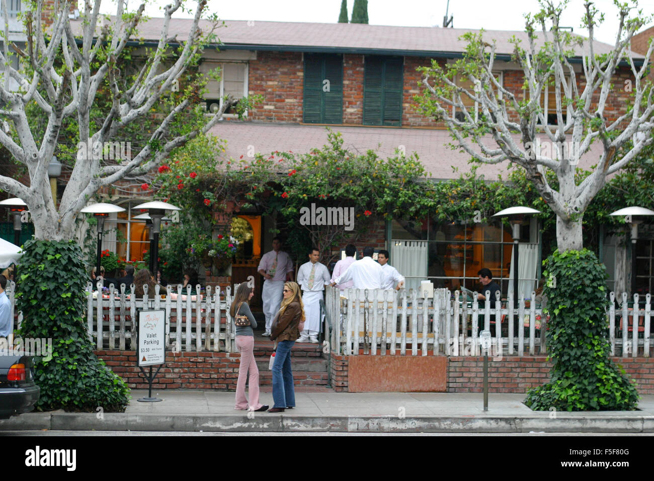 Déc 07, 2003 ; Hollywood, CA, USA ; l'Ivy restaurant situé au 113 N. Robertson Blvd, West Hollywood. Voir Stars : ce restaurant est un point chaud pour les célébrités de Hollywood comme Ben Affleck, J-Lo (Jennifer Lopez) et Cameron Diaz entre autres. © Ruaridh Stewart/ZUMAPRESS.com/Alamy Live News Banque D'Images