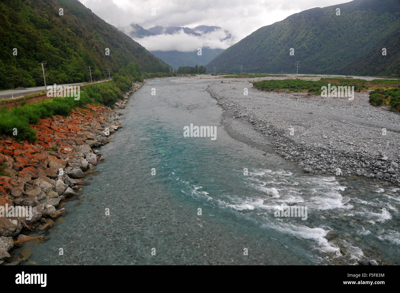 Une rivière par la route dans le sud de l'île de la Nouvelle-Zélande Banque D'Images
