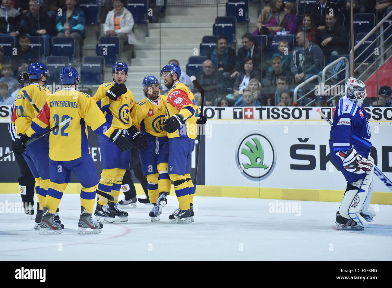 Liberec, République tchèque. 06Th Nov, 2015. Les joueurs célèbrent la victoire de Davos, à gauche, en tant que gardien Marek Schwarz déçu de Liberec passent après avoir perdu la Ligue des champions de hockey sur glace match play off Bili Tygri Liberec vs HC Davos à Liberec, République tchèque, le 3 novembre 2015. © Radek Petrasek/CTK Photo/Alamy Live News Banque D'Images