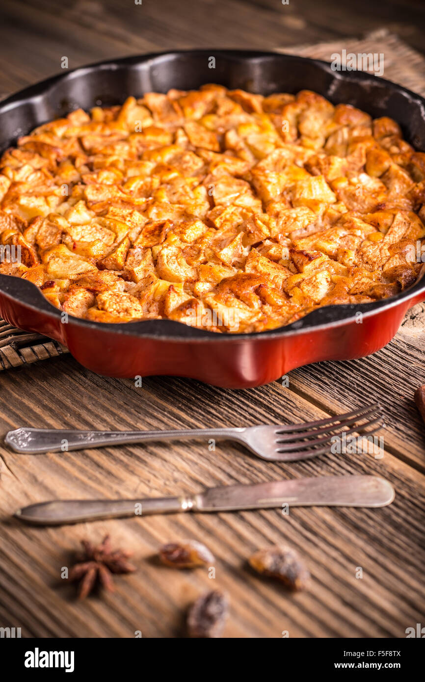 Tarte aux pommes faite maison dessert dans un moule à gâteau en métal Banque D'Images