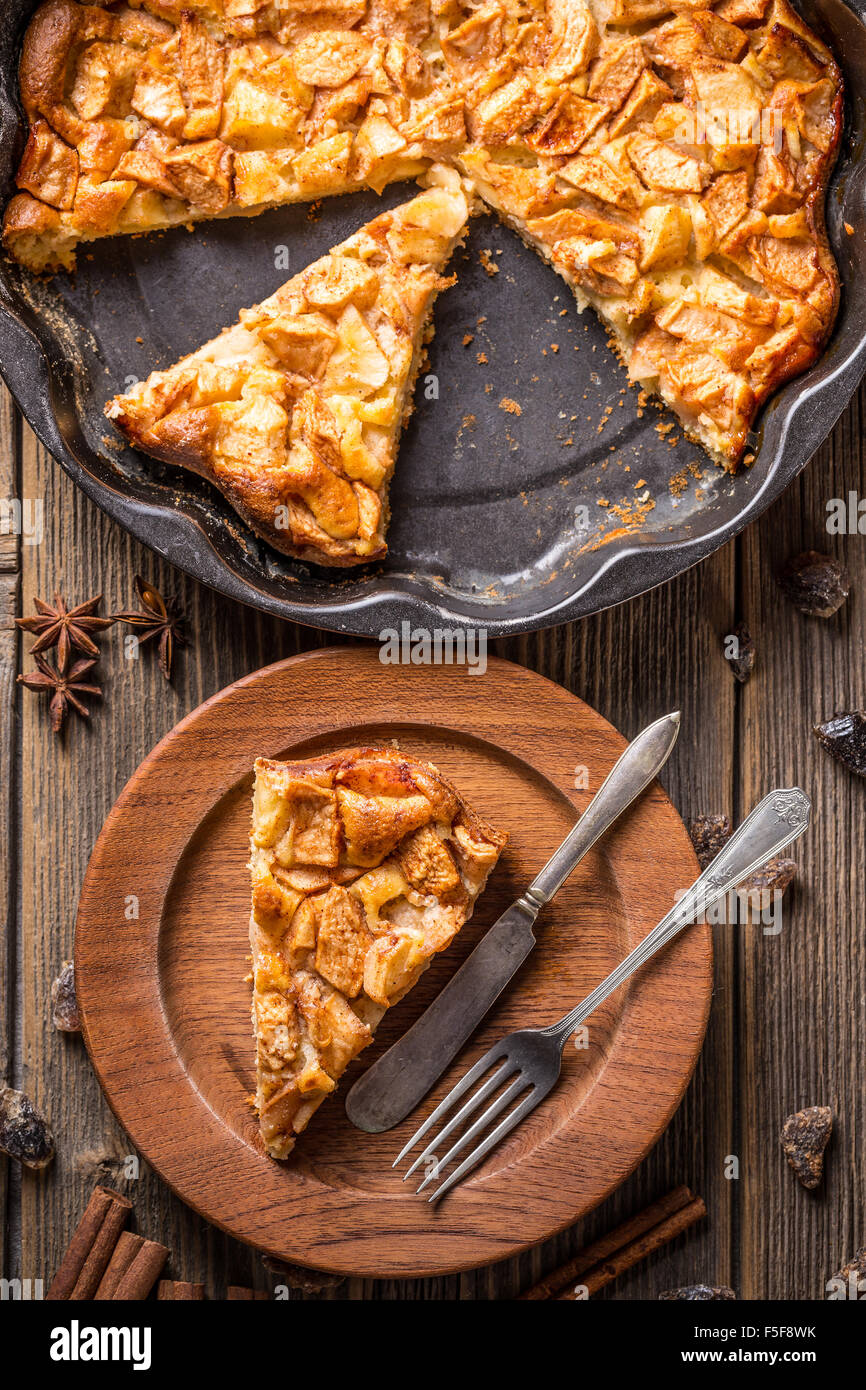 Tarte aux pommes bio faits maison dessert prêt à manger Banque D'Images