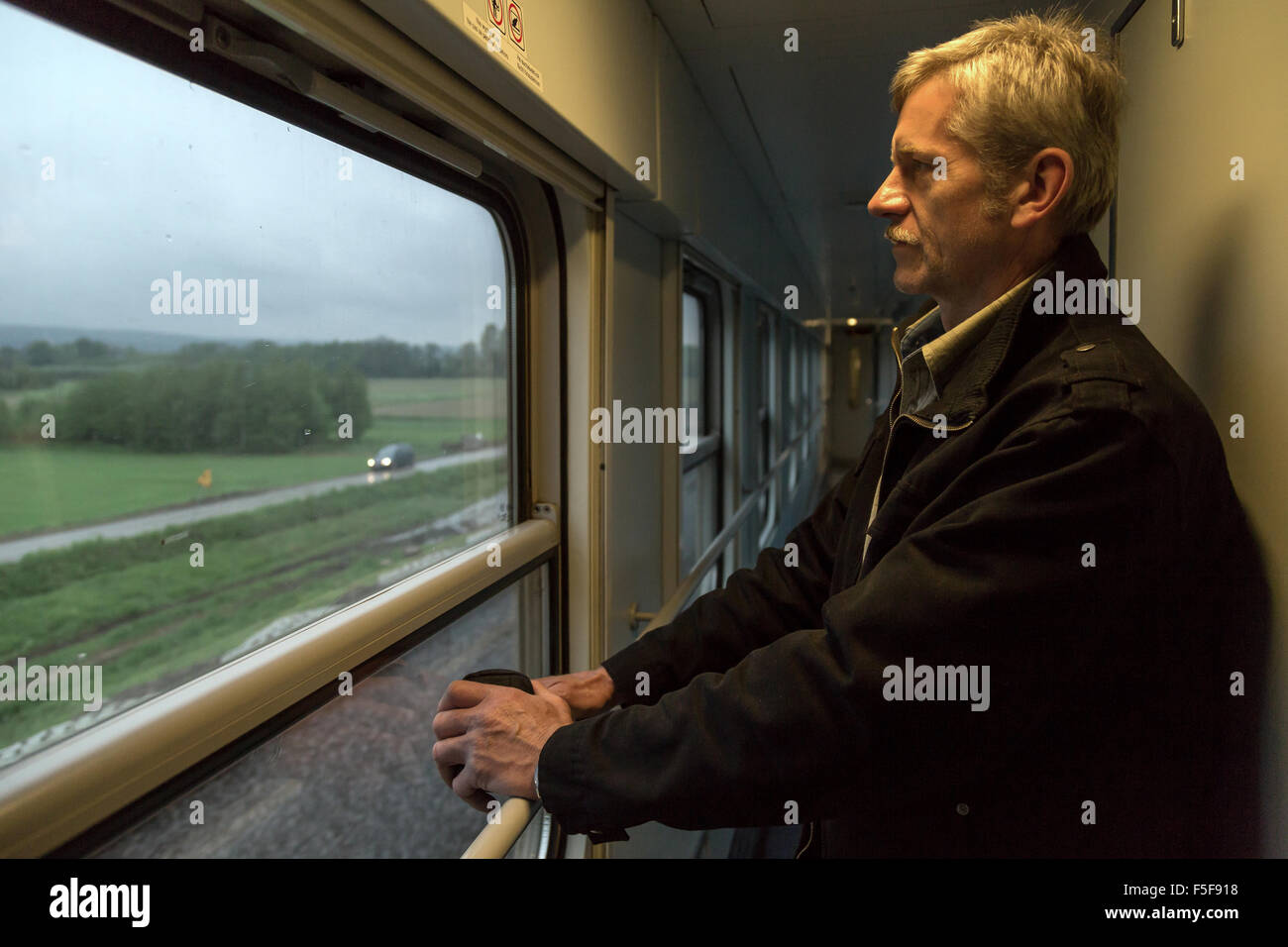 TarnÃ³W, Pologne, un passager dans un train à longue distance Banque D'Images