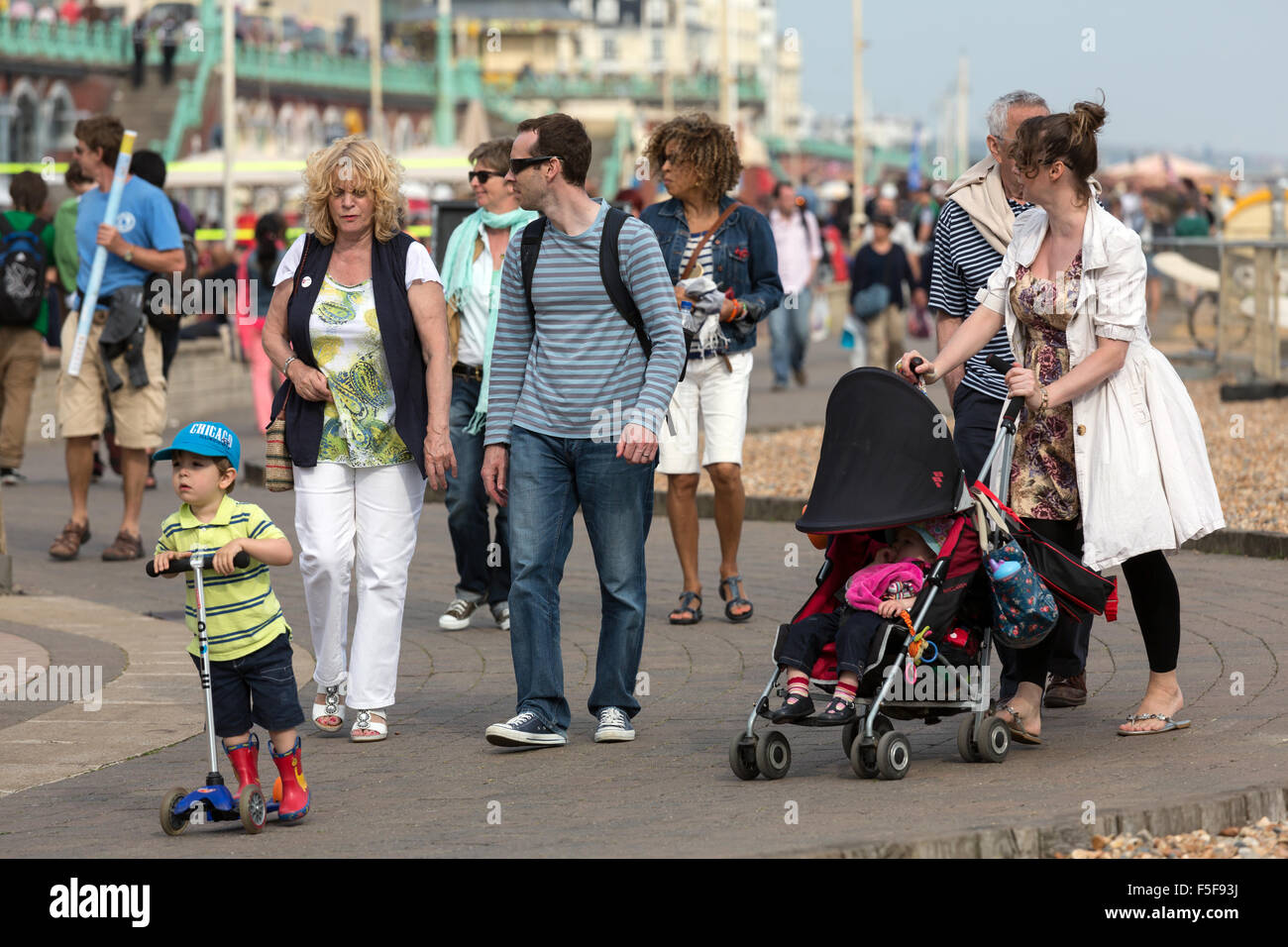 Brighton, Royaume-Uni, les gens qui marchent sur la plage Banque D'Images