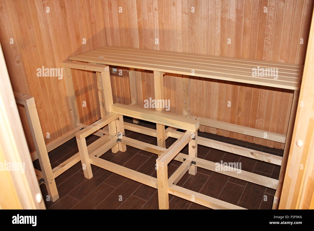 Construction de saunas sauna finlandais de l'intérieur (Home) Banque D'Images