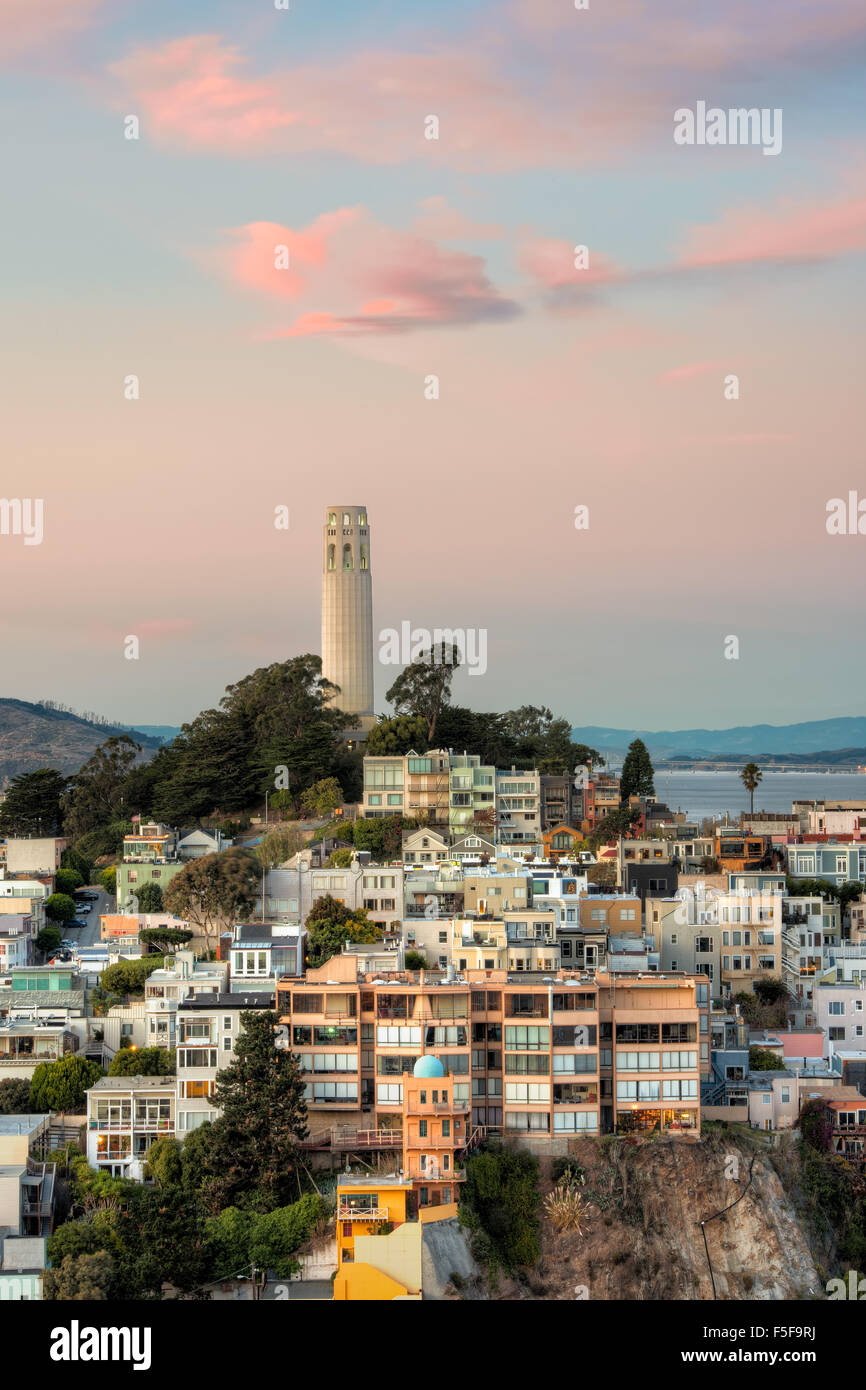La Coit Tower au sommet de Telegraph Hill au coucher du soleil à San Francisco, Californie. Photographié dans un paysage vertical. Banque D'Images