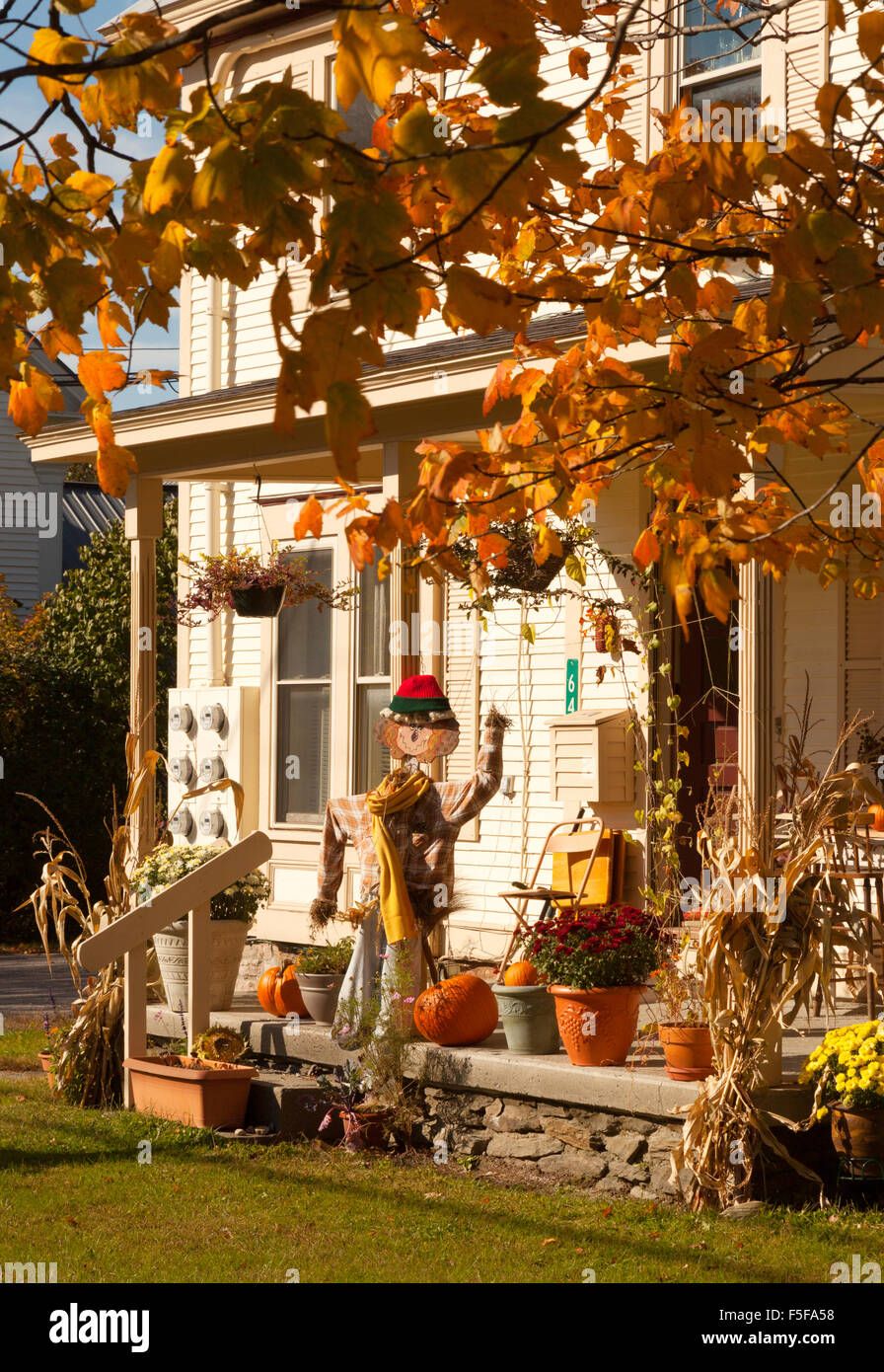 Décorations d'Halloween et les chiffres dans une maison porche, Stowe, Vermont VT, Nouvelle-Angleterre, États-Unis Banque D'Images