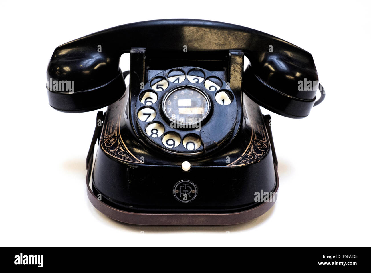 Bell original téléphone à cadran rotatif en bakélite des Années 1940 Années  1950 sur fond blanc Photo Stock - Alamy
