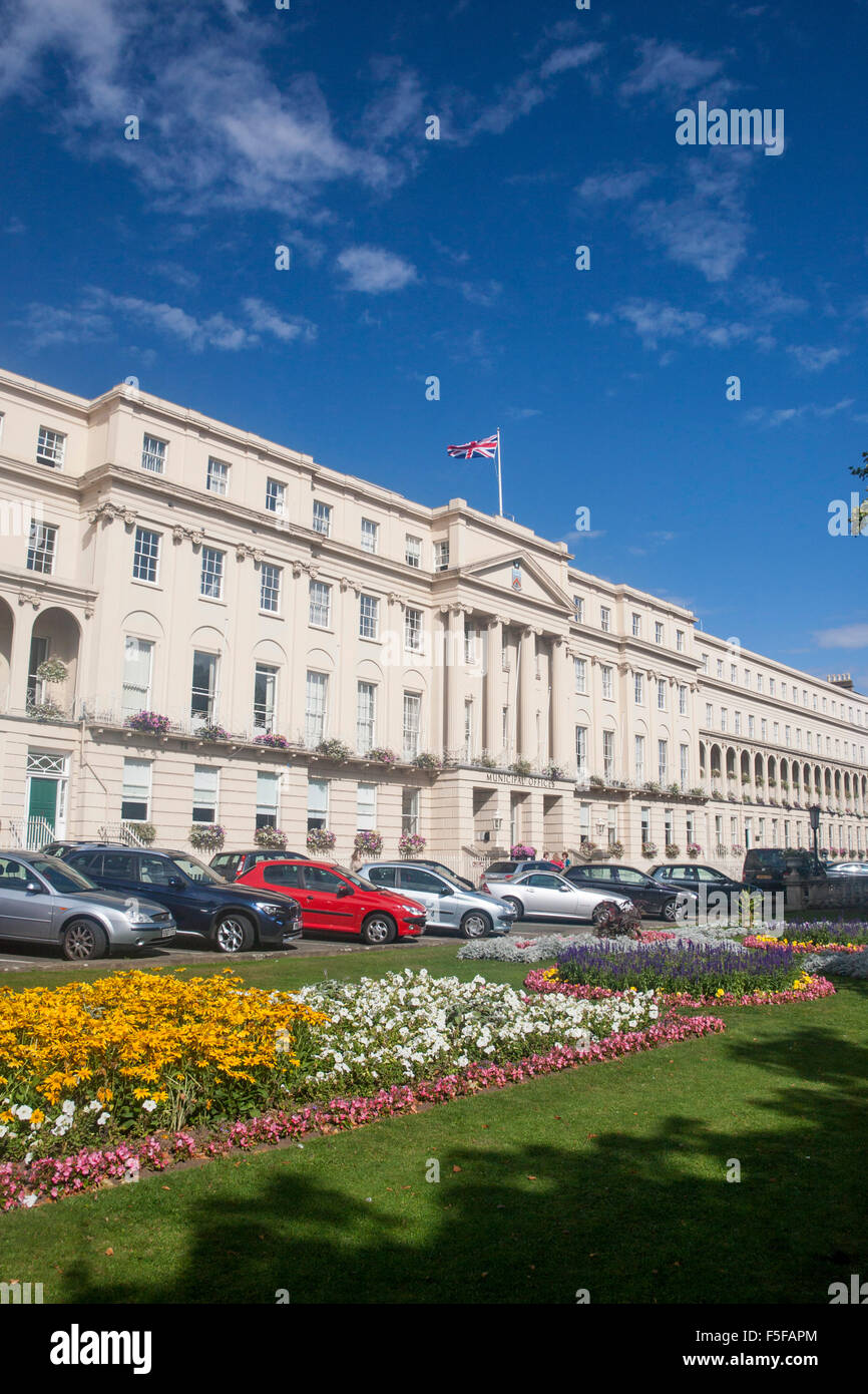 La Promenade Cheltenham Regency géorgien terrasse maintenant la ville des bureaux municipaux du Gloucestershire England UK Banque D'Images