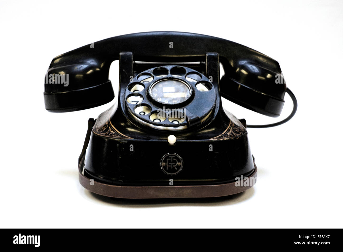Bell original téléphone à cadran rotatif en bakélite des Années 1940 Années 1950 sur fond blanc Banque D'Images