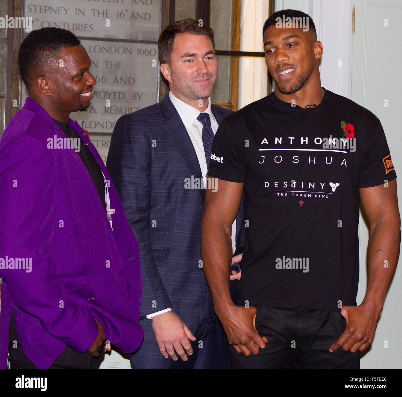 Londres, Royaume-Uni. 3e novembre 2015. Boxeurs poids lourds invaincu Dillian Whyte (à gauche) et Anthony Josué (à droite) avec le promoteur Eddie Hearn (milieu) à une conférence de presse pour promouvoir leur combat le 12 décembre à Londres. Crédit : Paul McCabe/Alamy Live News. Banque D'Images