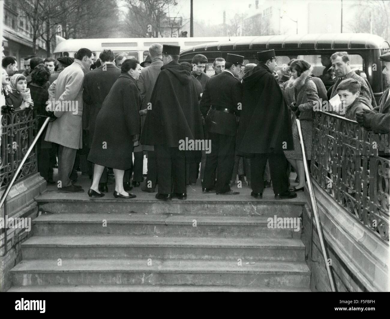 1967 - Collision entre deux rames de métro : les blessés légers. Collision entre deux rames de métro à Porte de Versailles. Seulement légèrement blessés ont dû être transportés à l'hôpital le plus proche. La circulation a été interrompue. OPS : Police interdisant l'entrée de la station de métro. © Keystone Photos USA/ZUMAPRESS.com/Alamy Live News Banque D'Images