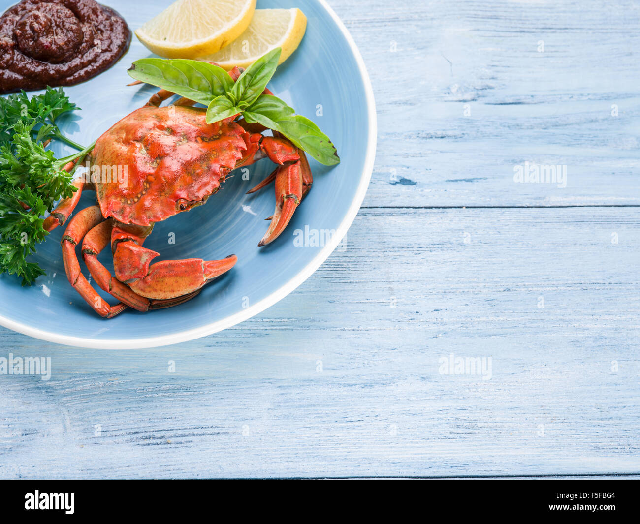 Plat de fruits de mer - crabe cuit avec du citron et les herbes. Banque D'Images Plat de fruits de mer - crabe cuit avec du citron et les herbes. Banque D'Images