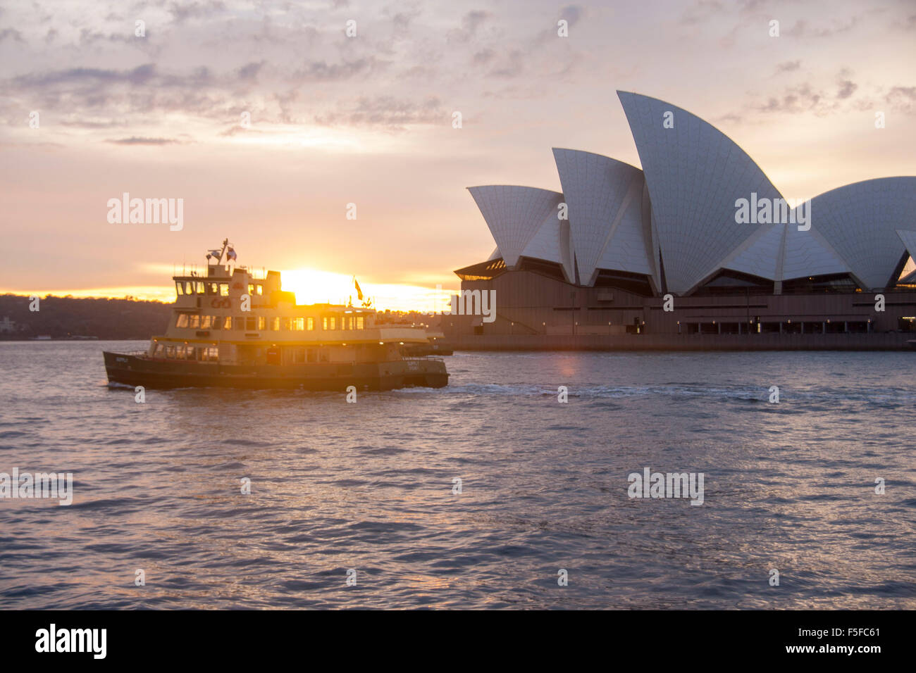 Ferry de Sydney Opera House en passant d'ar lever du soleil aube Nouvelle Galles du Sud Sydney NSW Australie Banque D'Images