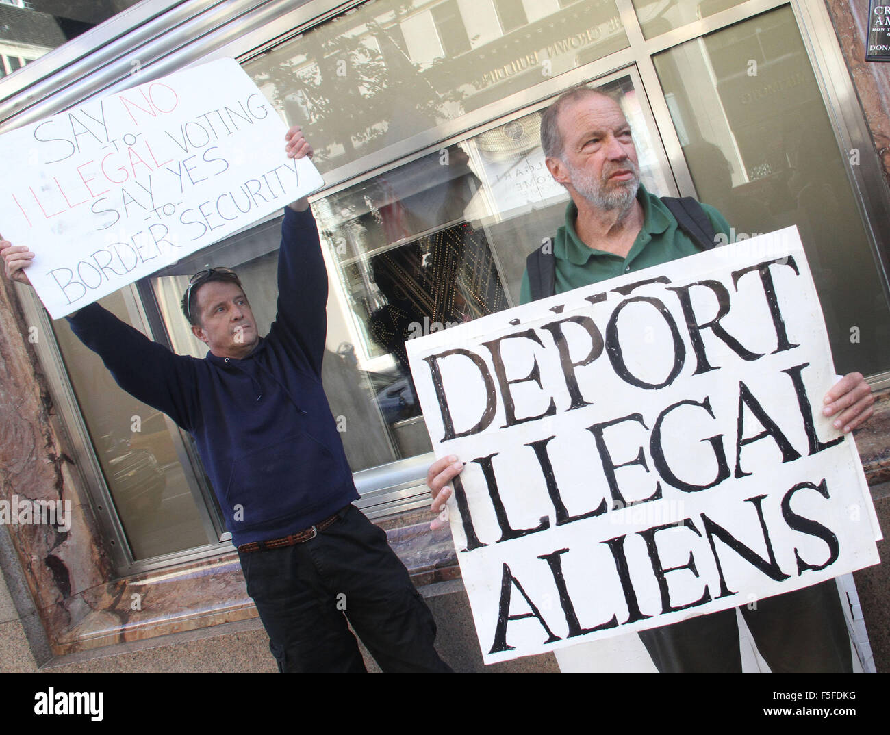 New York, New York, USA. 29Th sep 2015. L'atout de Donald Trump à l'extérieur des signes partisans détiennent Tour où candidat présidentiel républicain Donald Trump fait la promotion de son nouveau livre 'Crippled Nord : Comment faire à nouveau l'Amérique Grande. Credit : Nancy/Kaszerman ZUMA Wire/Alamy Live News Banque D'Images
