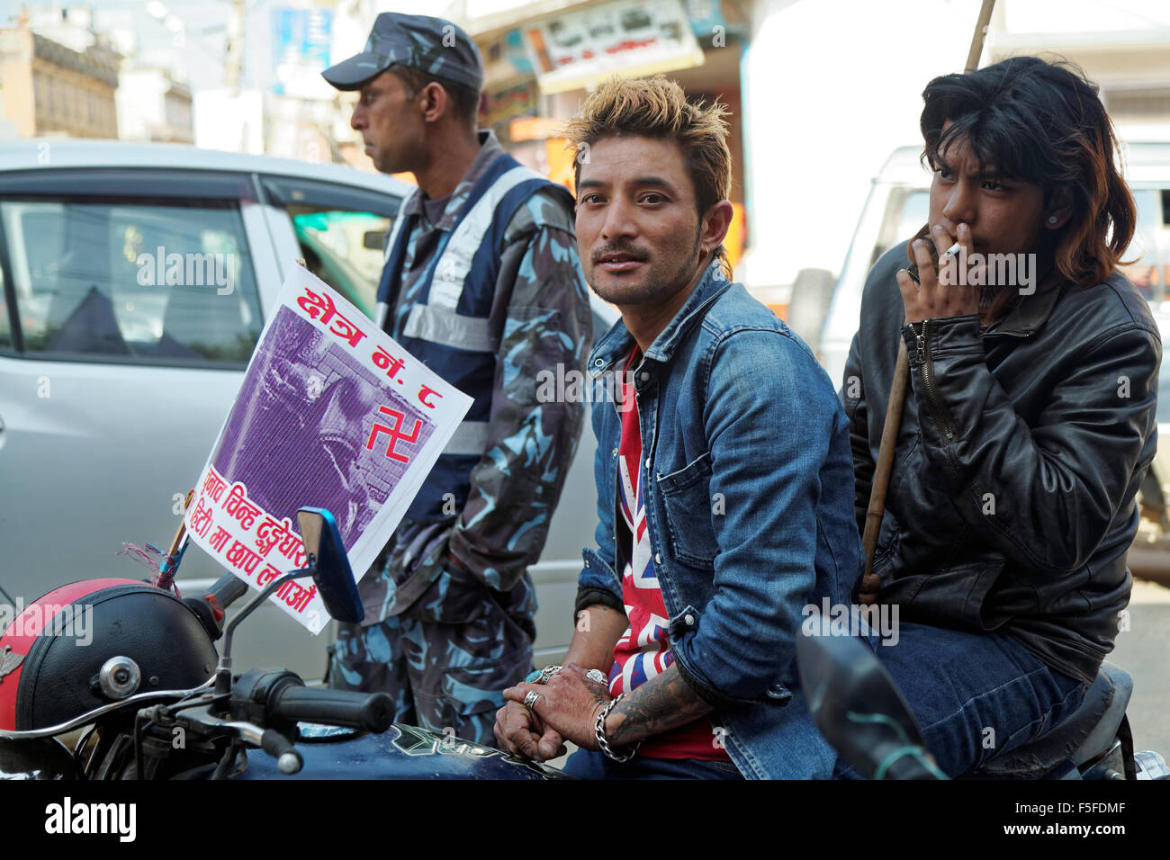 Katmandou, Népal - 3 novembre 2013 : rassemblement motards népalais pour un rassemblement politique. Le swastika est un important symbole hindou Banque D'Images