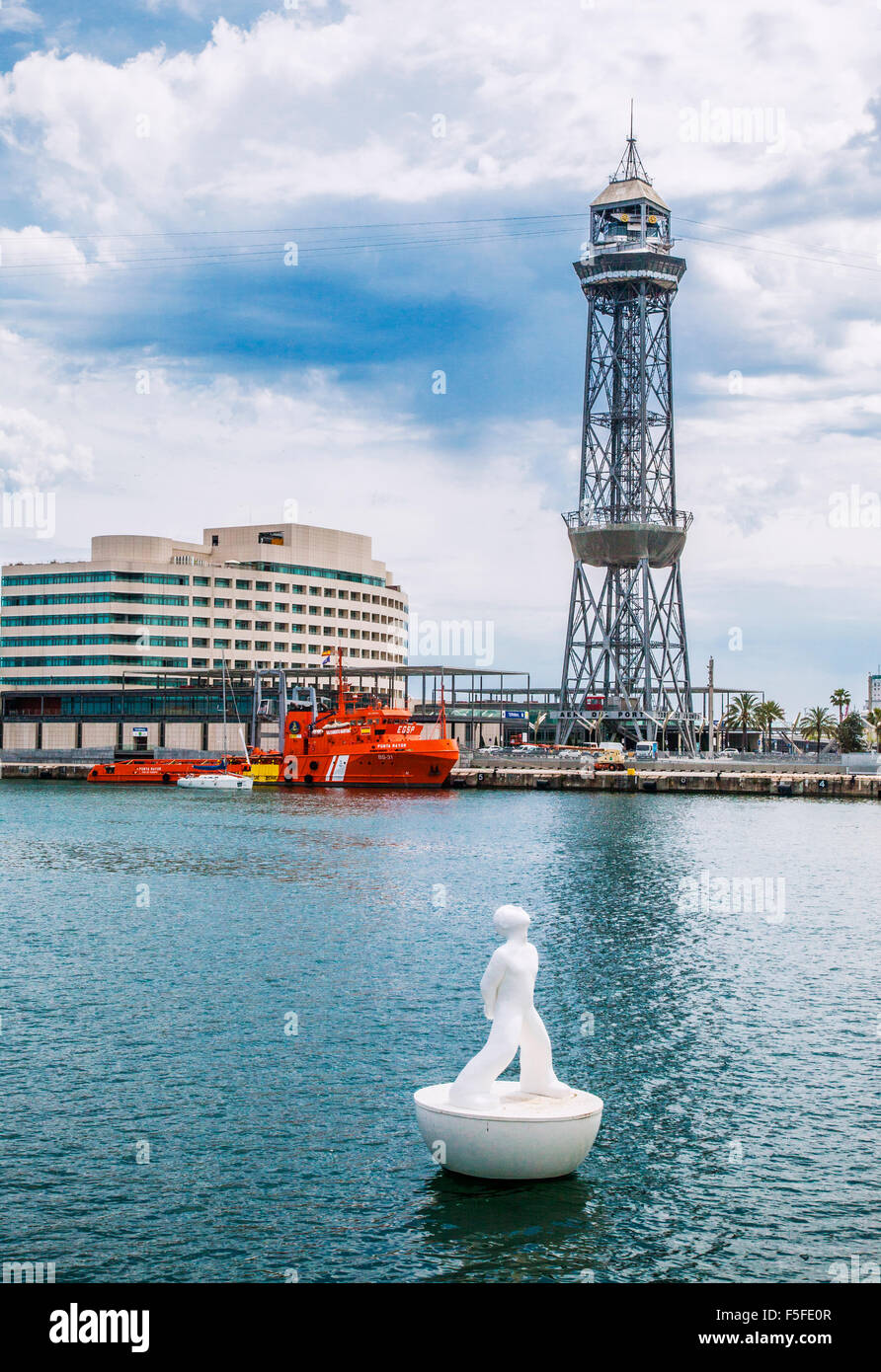 Espagne, Catalogne, Barcelone, Port Vell, Rambla del Mar, statue flottant par le sculpteur Robert Llimos stargazer Banque D'Images