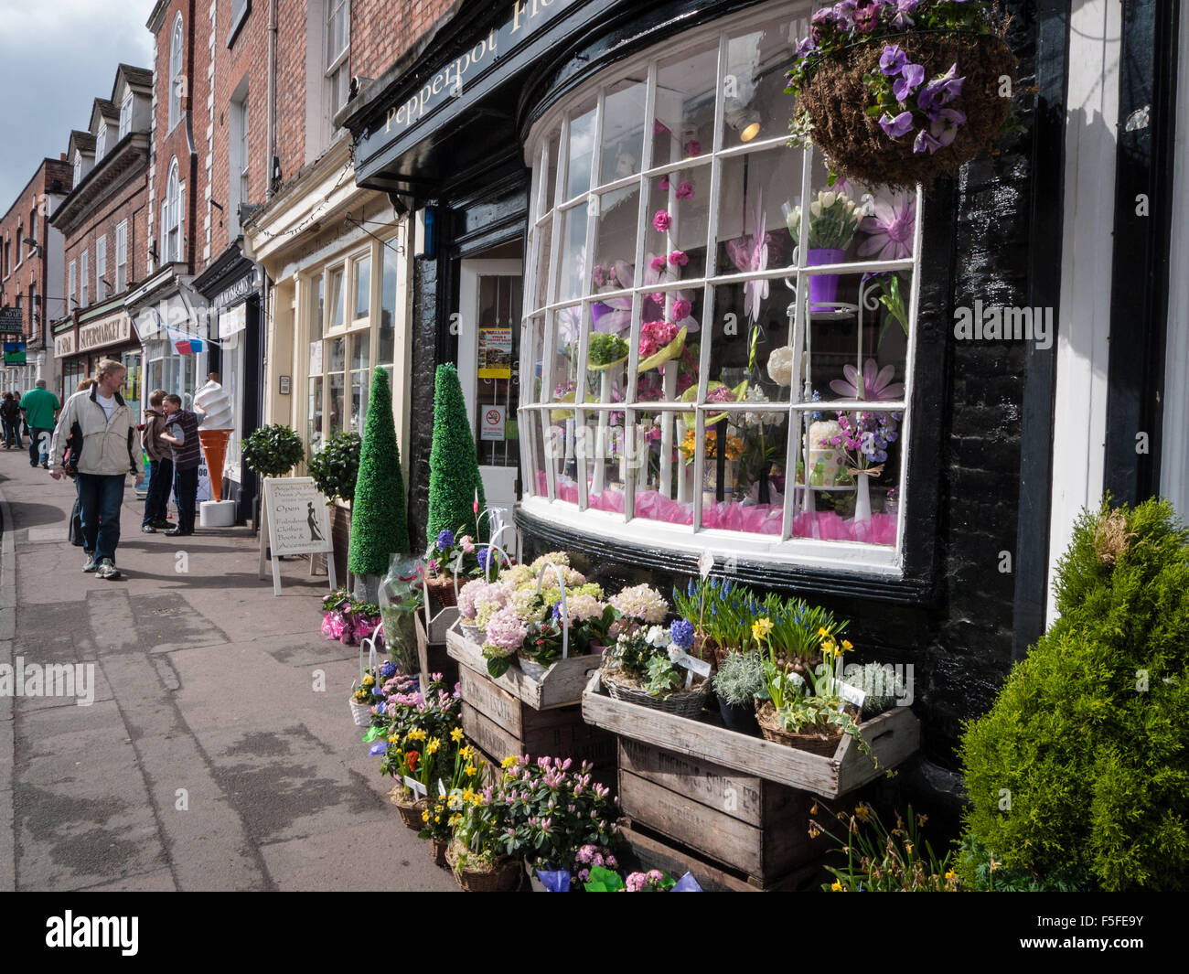 La façade entièrement vitrée, Bow d'un magasin de fleurs à Upton sur la Severn, Worcestershire, Angleterre, RU Banque D'Images