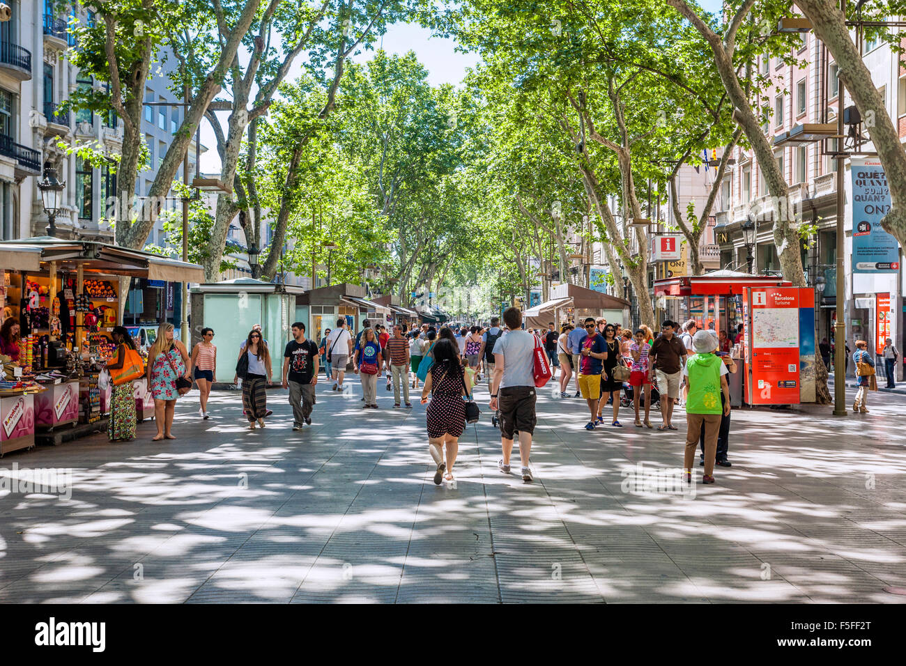 Espagne, Catalogne, Barcelone, La Rambla, centre commercial piétonnier bordé d'arbres, populaire auprès des touristes et des habitants Banque D'Images