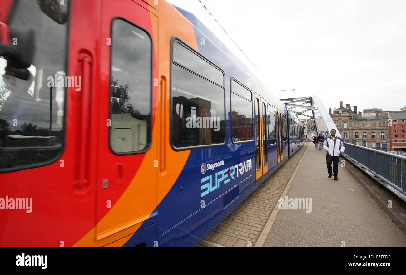 Un Stagecoach Supertram dans le centre-ville de Sheffield, Yorkshire Angleterre UK UE - 2015 Banque D'Images