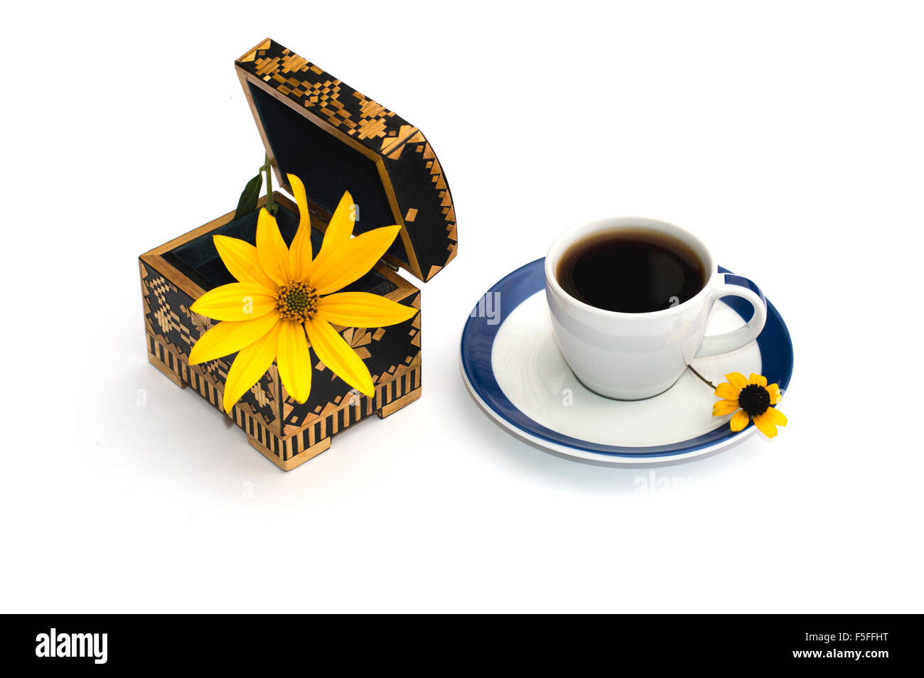 Cercueil ouvert avec une fleur et une tasse de café, une nature morte, d'isoler Banque D'Images