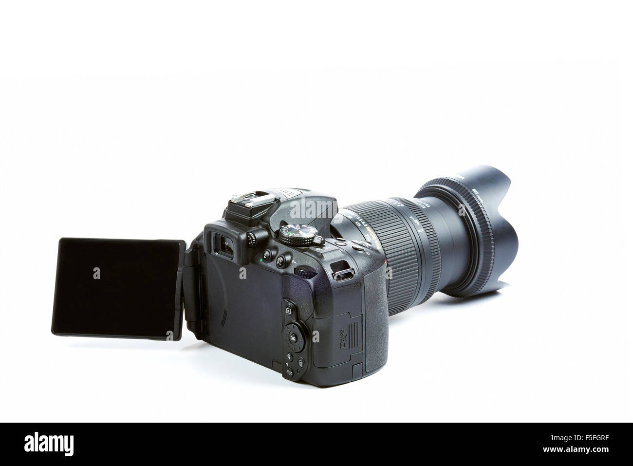 Nikon D5300 Appareil photo reflex numérique avec zoom Sigma 18-250 mm OS  HSM Macro Lens isolé sur fond blanc Photo Stock - Alamy