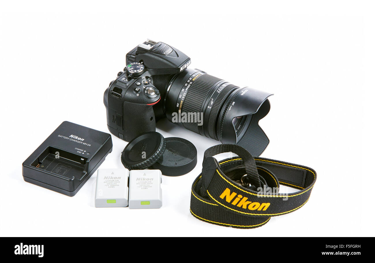 Nikon D5300 Appareil photo reflex numérique avec zoom Sigma 18-250 mm OS  HSM objectif macro. Ensemble complet avec piles, chargeur, sangle et  casquettes Photo Stock - Alamy