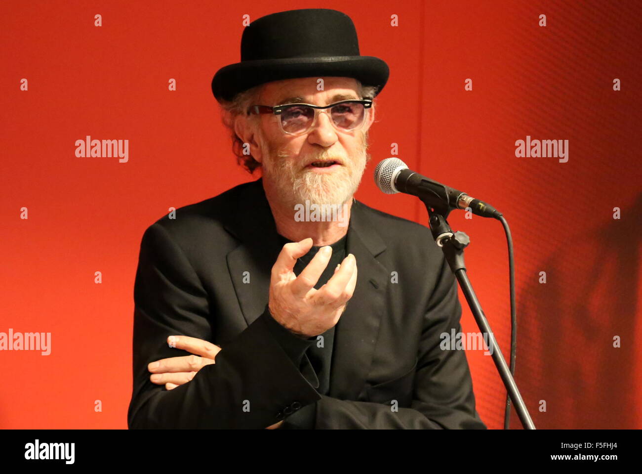 Turin, Italie. 06Th Nov, 2015. Singer Francesco De Gregori promouvoir son nouvel album 'De Gregori canta Bob Dylan - Amore e Furto' avec un live showcase à Turin. Francesco De Gregori Officer OMRI est un chanteur et auteur-compositeur italien. Il est populairement connu comme 'Il Principe dei cantautori', un surnom faisant référence à l'élégance de ses paroles. Il a également été décrit par Bob Dylan comme 'Hero' italien populaire. Credit : Massimiliano Ferraro/Pacific Press/Alamy Live News Banque D'Images