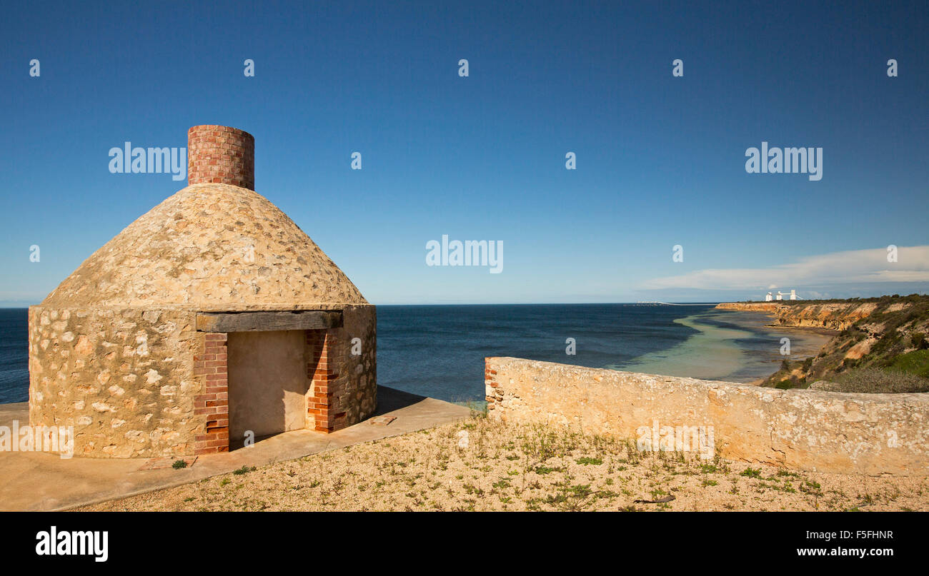 Vue panoramique de l'ancien four à chaux à Wool Bay les silos de Giles sur les falaises de Port lointain au-delà de l'océan, Péninsule de New York Banque D'Images