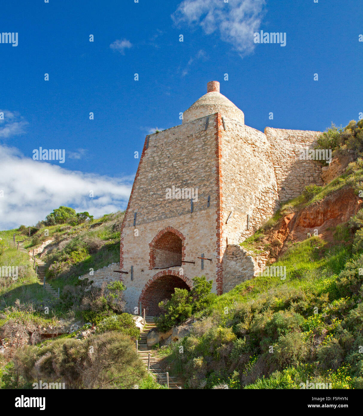 Rare & four à chaux historique, élégant édifice de brique sur le côté de la falaise, attraction touristique à Wool Bay, la péninsule de Yorke Banque D'Images