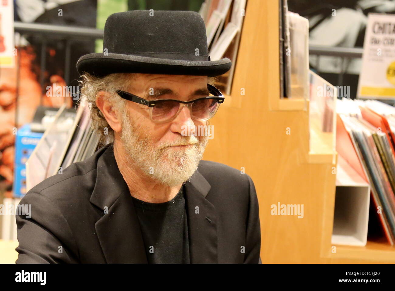 Turin, Italie. 06Th Nov, 2015. Singer Francesco De Gregori promouvoir son nouvel album 'De Gregori canta Bob Dylan - Amore e Furto' avec un live showcase à Turin. Francesco De Gregori Officer OMRI est un chanteur et auteur-compositeur italien. Il est populairement connu comme 'Il Principe dei cantautori', un surnom faisant référence à l'élégance de ses paroles. Il a également été décrit par Bob Dylan comme 'Hero' italien populaire. Credit : Massimiliano Ferraro/Pacific Press/Alamy Live News Banque D'Images