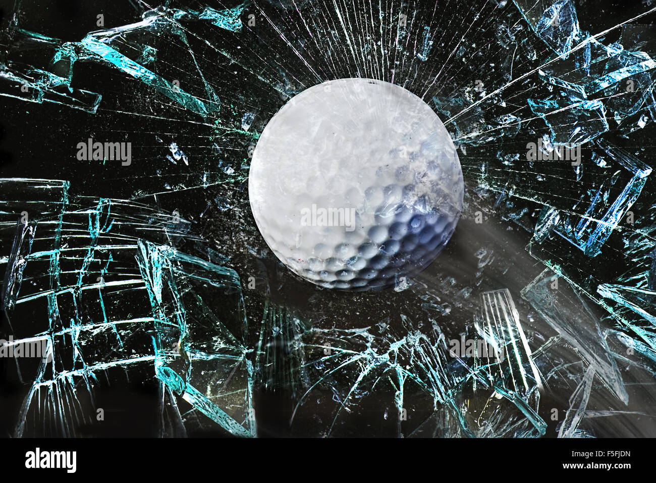Balle de golf dans rapide fenêtre cassée. Banque D'Images