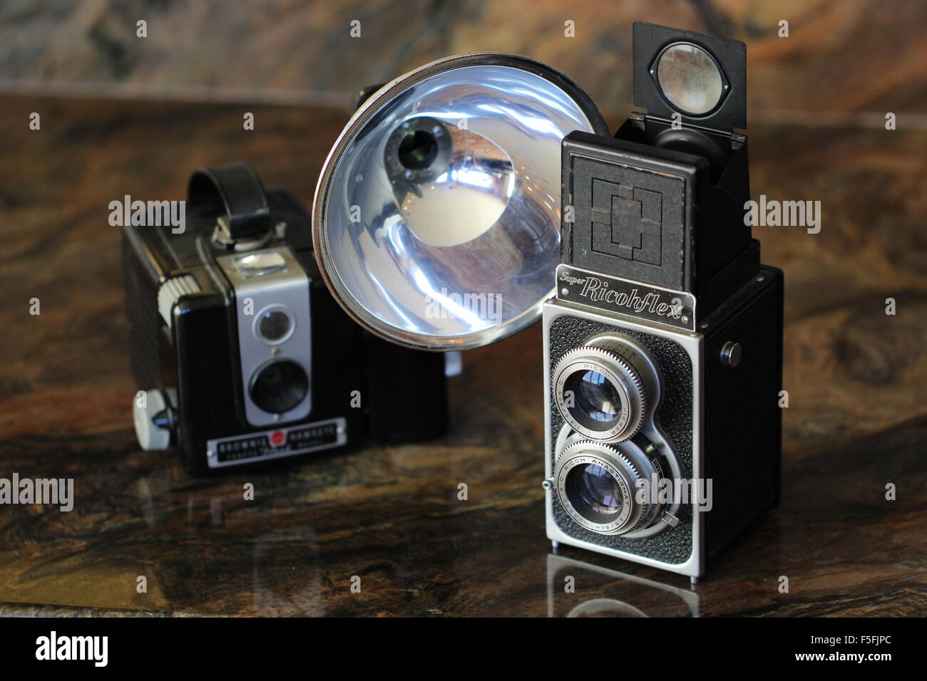 Deux caméras Photo Vintage sur un comptoir en pierre Banque D'Images