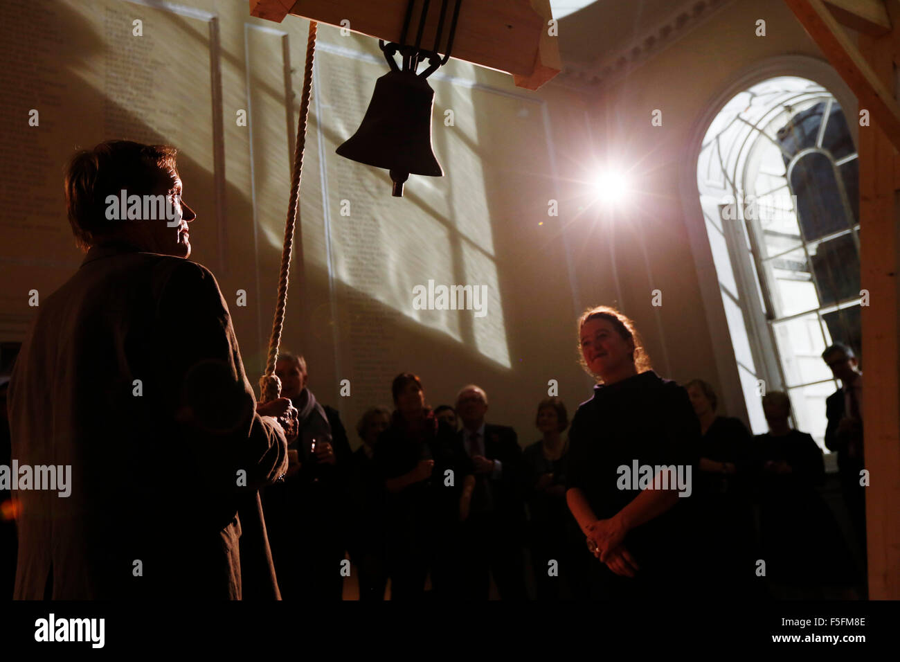 Londres, Royaume-Uni. 3 novembre, 2015. Le Gestionnaire de campagne Jon Brookes sonne pour marquer la laisse de haute mer, une partie de l'artiste visuel Tania Kovats (R) sculpture 'Tide' à la fête de lancement de l'exposition 'National Trust Un et tout' à Somerset House à Londres, Royaume-Uni mardi 3 novembre 2015. L'exposition avec des œuvres d'artistes Martyn Ware, Owen cisailles et Tania Kovats est décrite comme une célébration de l'émotionnel et notre lien personnel avec la côte britannique. L'exposition est présentée jusqu'au 13 décembre. Credit : Luke MacGregor/Alamy Live News Banque D'Images