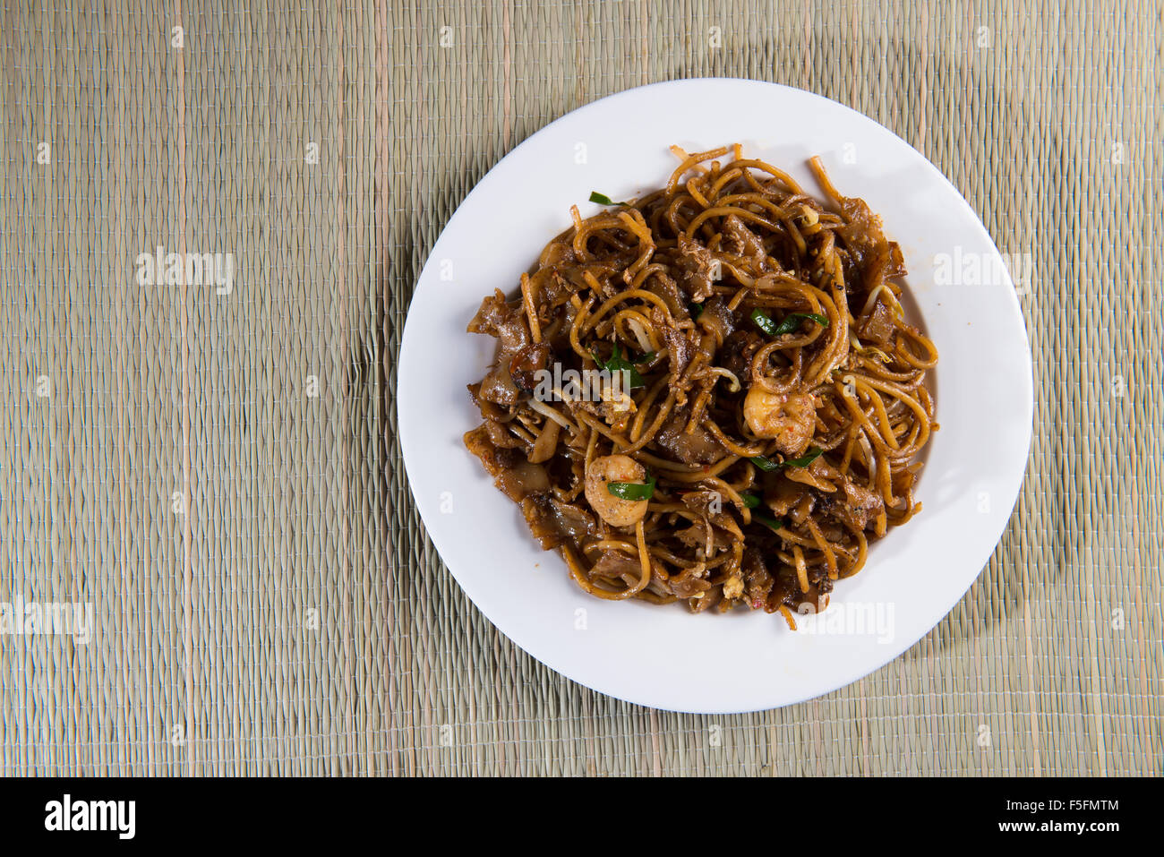 Fried Kuey Teow Char Penang vue du haut vers le bas qui est un plat de nouilles populaires en Malaisie, Indonésie, Brunei et Singapour Banque D'Images